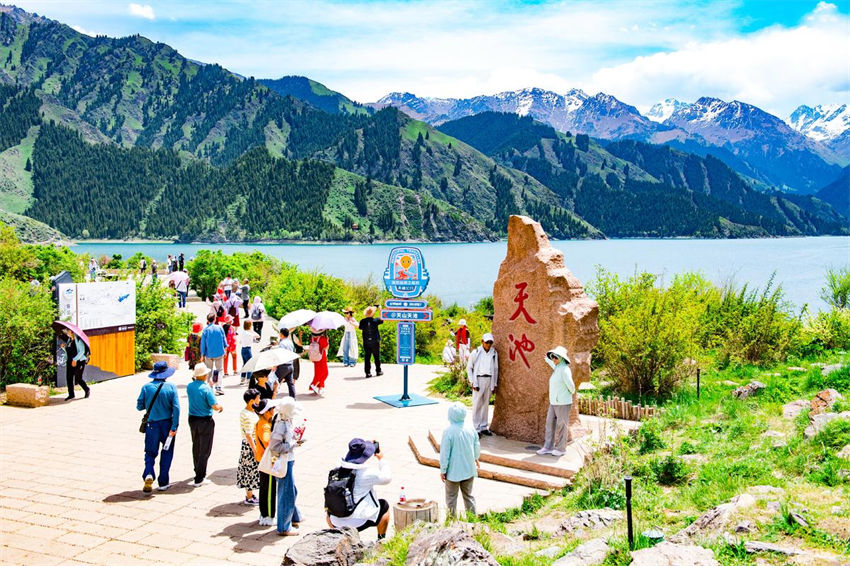 Galeria: pitoresca paisagem de ver?o no lago Tianchi atrai visitantes