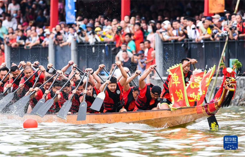 Competi??o de barco do drag?o é realizada em Guangzhou para receber festival