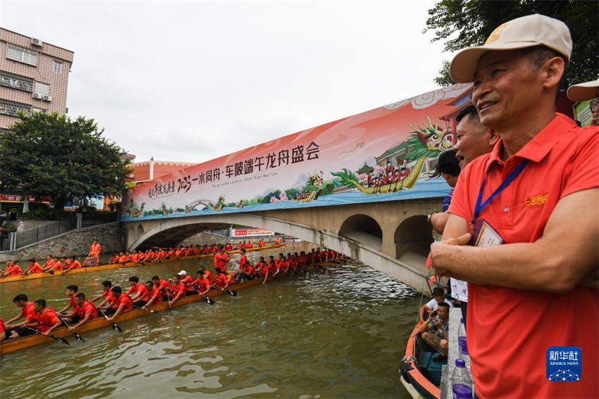 Competi??o de barco do drag?o é realizada em Guangzhou para receber festival
