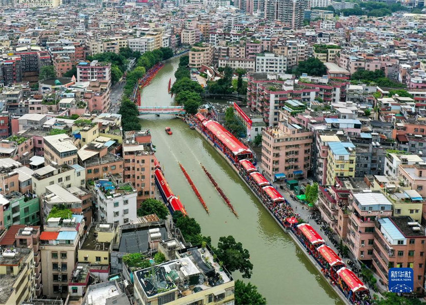 Competi??o de barco do drag?o é realizada em Guangzhou para receber festival