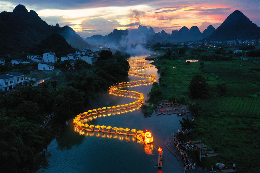 Desfile de balsas de bambu d?o boas-vindas ao festival tradicional chinês no sul da China
