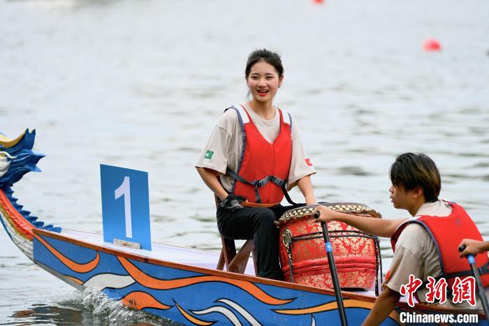 Competi??o de Barco-Drag?o é realizada em Fuzhou, leste da China