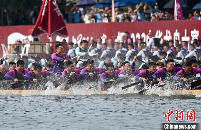 Competi??o de Barco-Drag?o é realizada em Fuzhou, leste da China