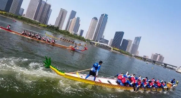 Competi??o de Barcos do Drag?o é realizada no norte da China