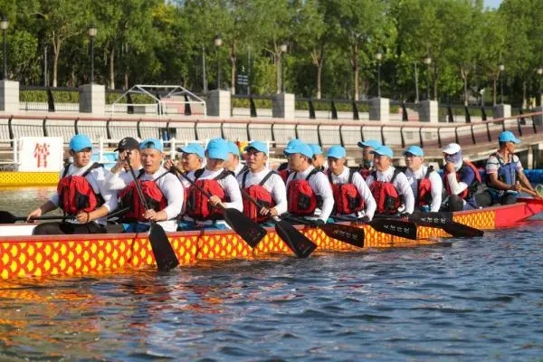 Competi??o de Barcos do Drag?o é realizada no norte da China