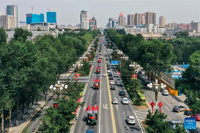 Caminh?es Jiefang de diferentes gera??es desfilam para celebrar 70o aniversário do Grupo FAW