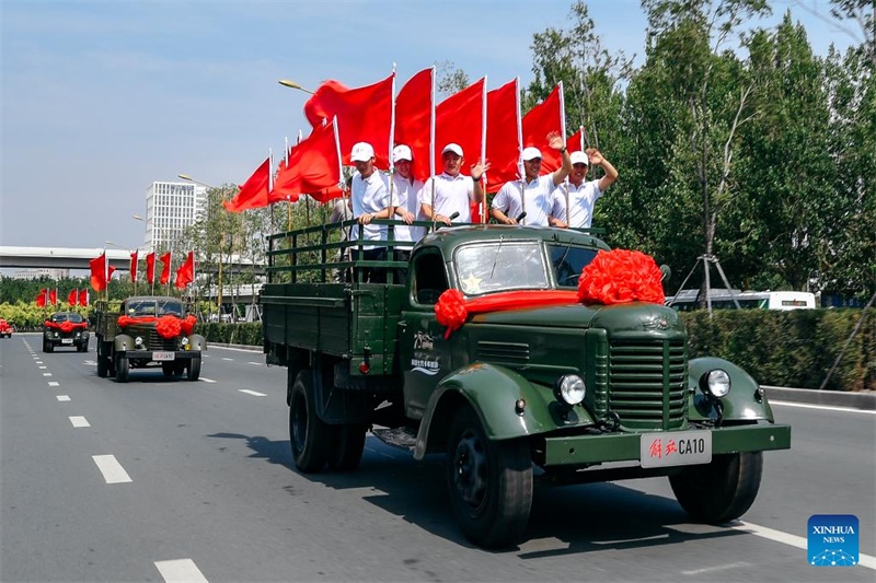 Caminh?es Jiefang de diferentes gera??es desfilam para celebrar 70o aniversário do Grupo FAW