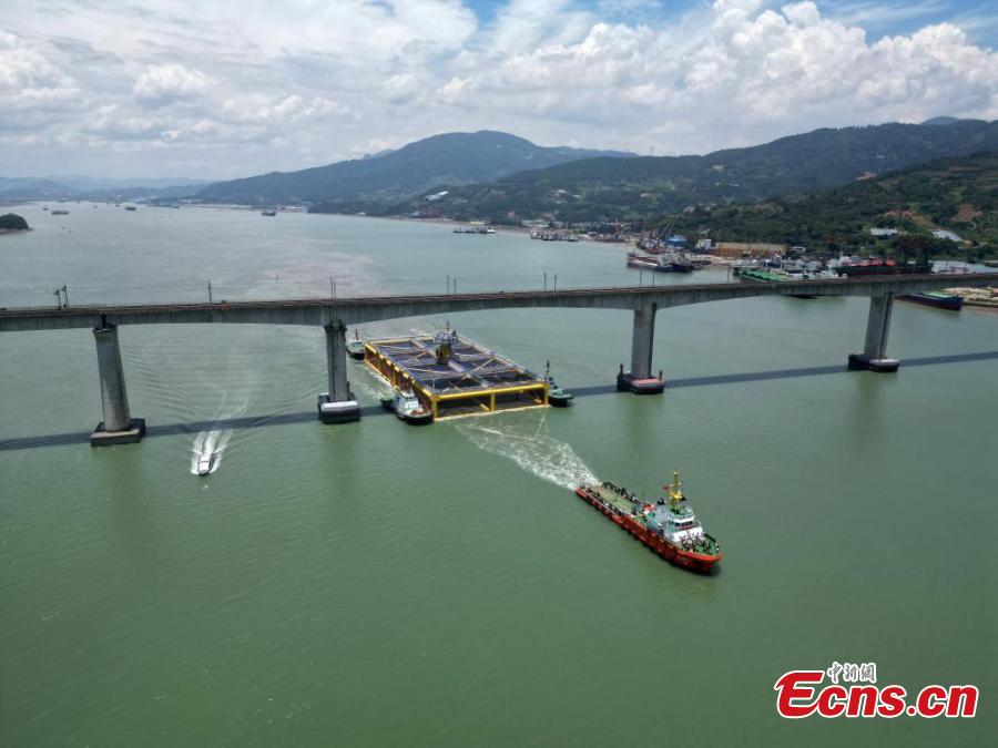 China: maior fazenda de peixes semissubmersível em águas profundas é colocada em opera??o