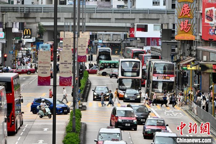 Galeria: atmosfera festiva nas ruas de Hong Kong para comemora??es do 26o aniversário do retorno à pátria