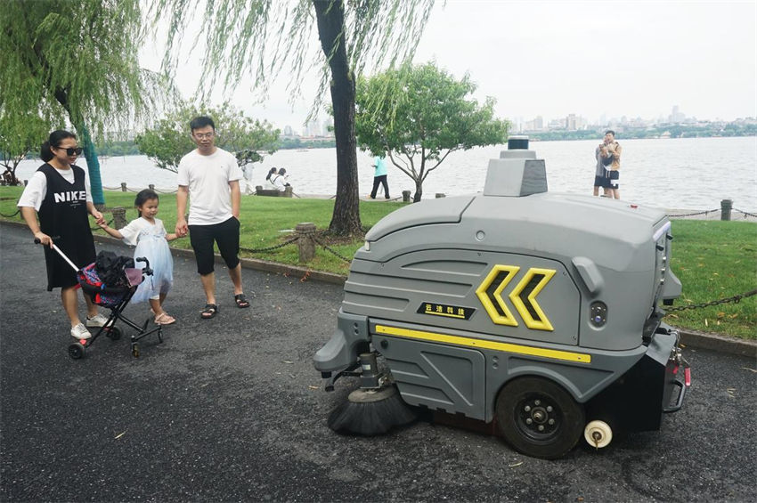 Rob? inteligente de limpeza estreia no lago Oeste, leste da China