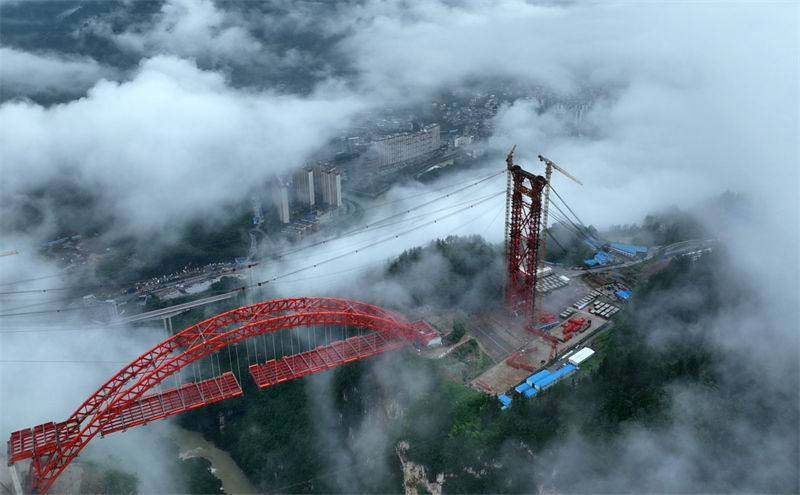 Eleva??o das vigas de a?o da grande ponte sobre rio Loushui será concluída no centro da China