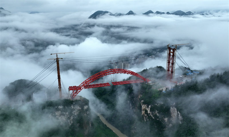 Eleva??o das vigas de a?o da grande ponte sobre rio Loushui será concluída no centro da China