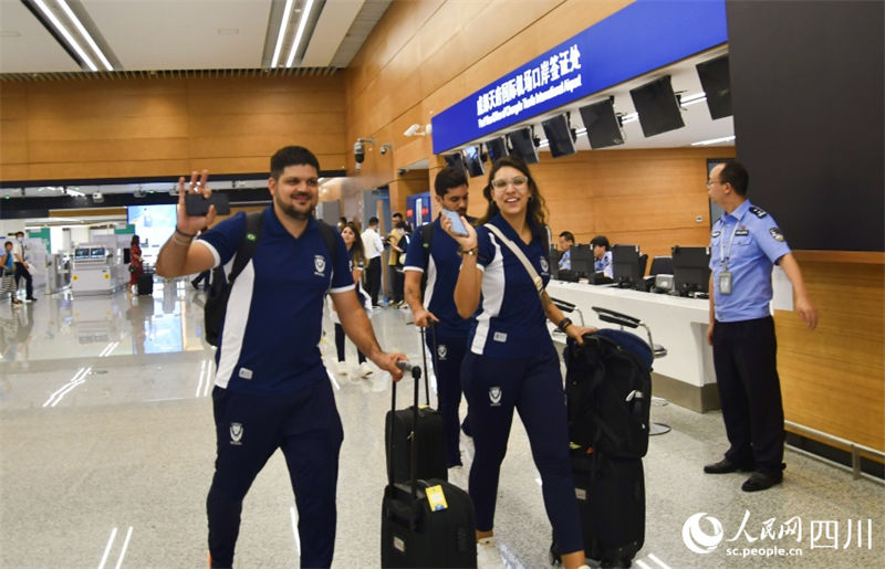 Primeiro grupo de membros da delega??o da Universíade chega a Chengdu