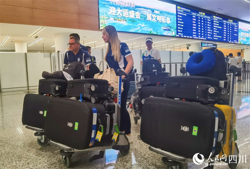 Primeiro grupo de membros da delega??o da Universíade chega a Chengdu