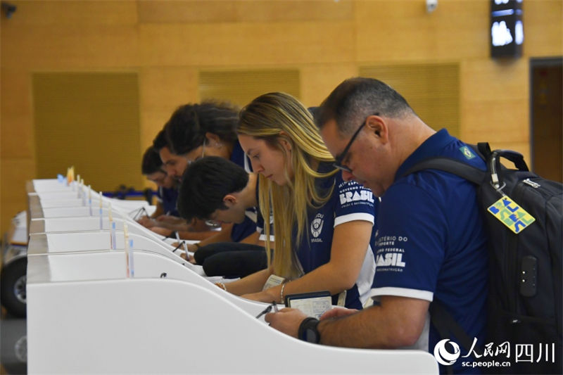 Primeiro grupo de membros da delega??o da Universíade chega a Chengdu