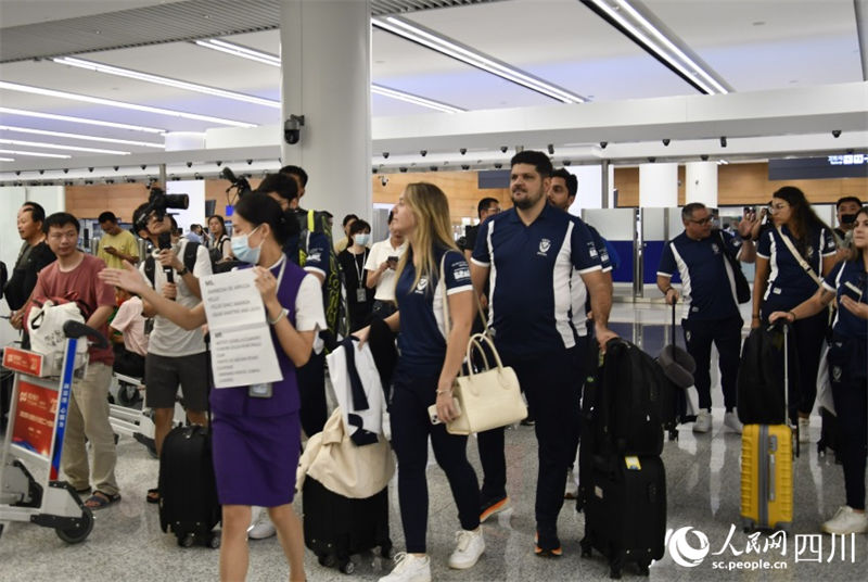 Primeiro grupo de membros da delega??o da Universíade chega a Chengdu