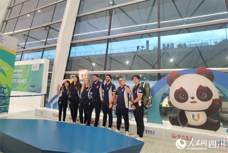 Primeiro grupo de membros da delega??o da Universíade chega a Chengdu