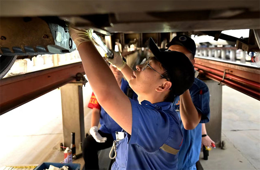 Mecanicos garantem seguran?a dos trens de alta velocidade em Tianjin