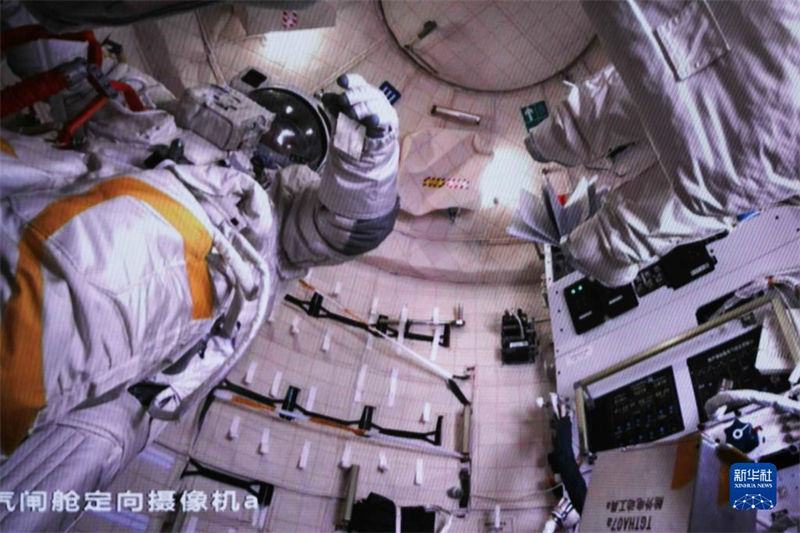 Tripula??o da miss?o Shenzhou-16 completa primeira caminhada espacial