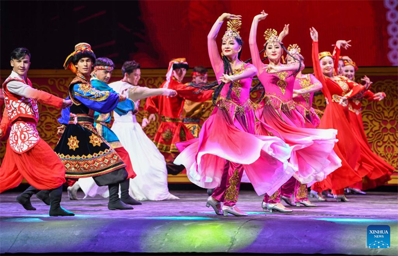 Mais de 1.000 artistas trazem clássicos para o festival de dan?a de Xinjiang