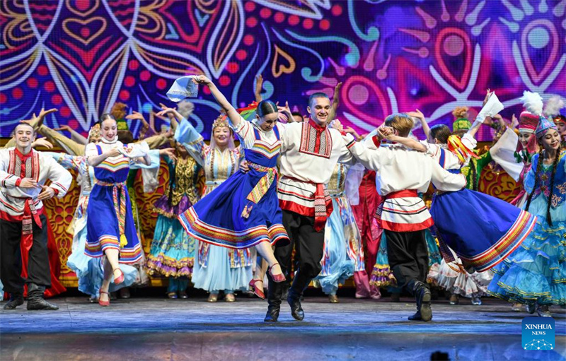 Mais de 1.000 artistas trazem clássicos para o festival de dan?a de Xinjiang
