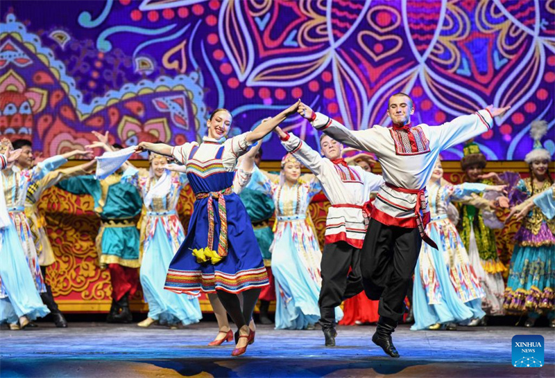 Mais de 1.000 artistas trazem clássicos para o festival de dan?a de Xinjiang
