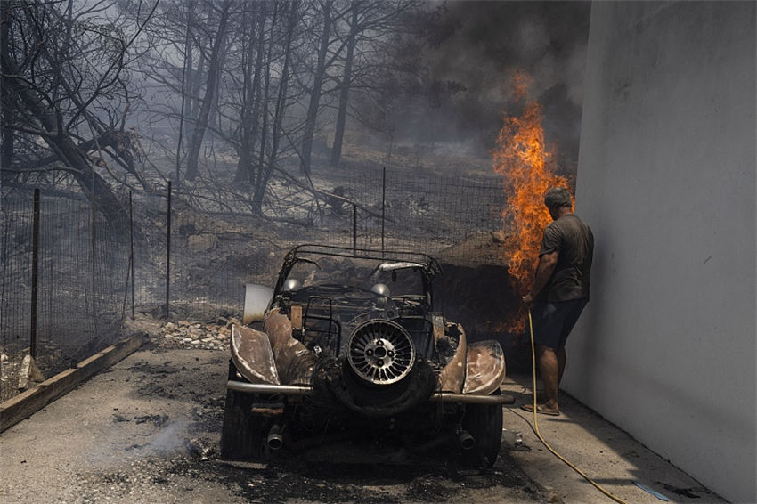 Grécia: incêndios florestais devastam ilha grega de Rodes