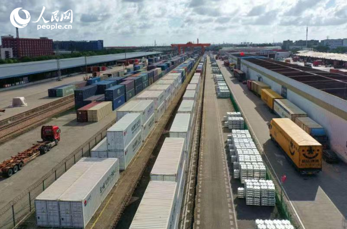 Trens de carga China-Europa estabelecem liga??o do continente euro-asiático