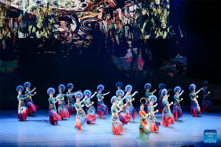 Espetáculo de dan?a apresentado durante 6o Festival Internacional de Dan?a de Xinjiang