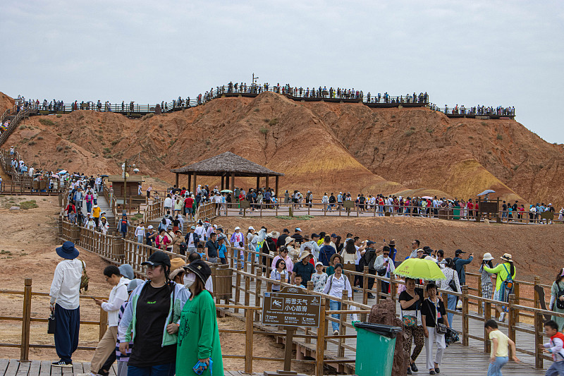 Turistas se reúnem para explorar as diversas atra??es da China