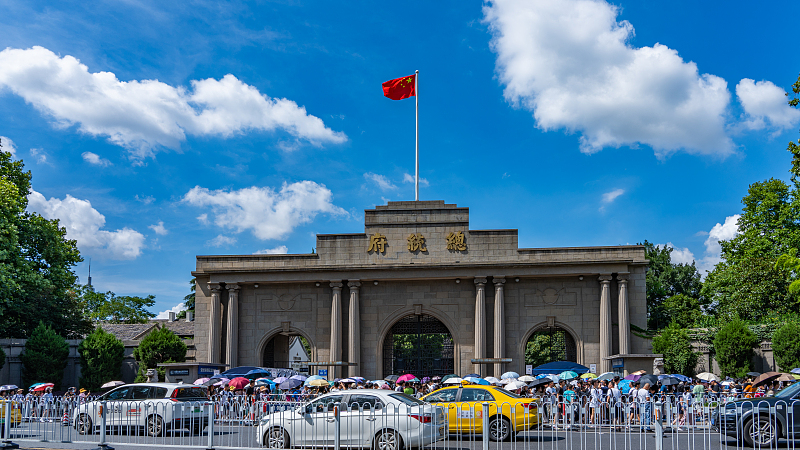 Turistas se reúnem para explorar as diversas atra??es da China