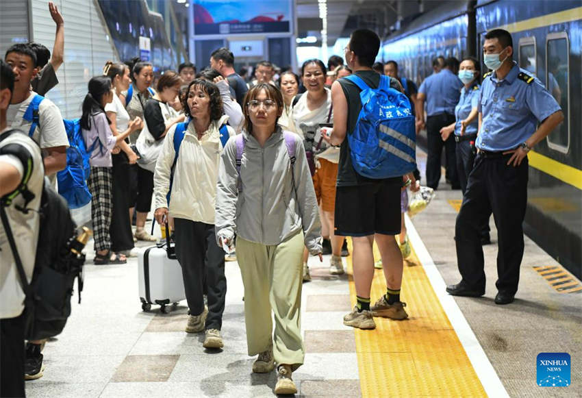 Passageiros presos no distrito de Mentougou em Beijing s?o transferidos com seguran?a