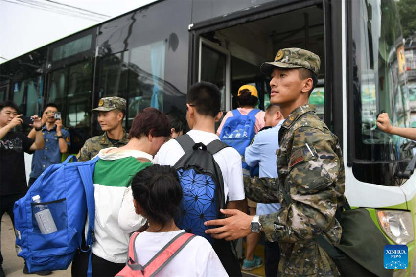 Passageiros presos no distrito de Mentougou em Beijing s?o transferidos com seguran?a