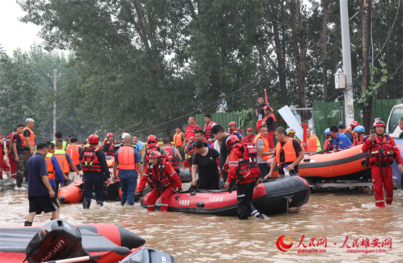 áreas afetadas por inunda??es s?o evacuadas gradualmente em Zhuozhou