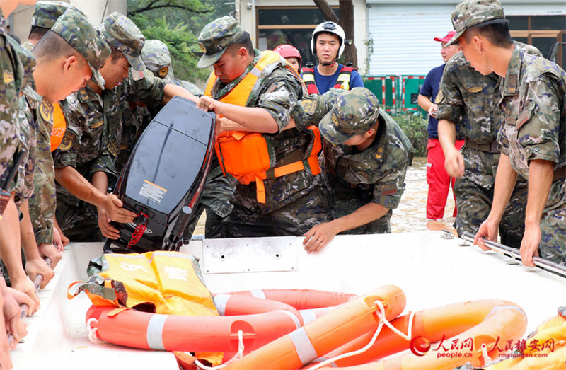 áreas afetadas por inunda??es s?o evacuadas gradualmente em Zhuozhou