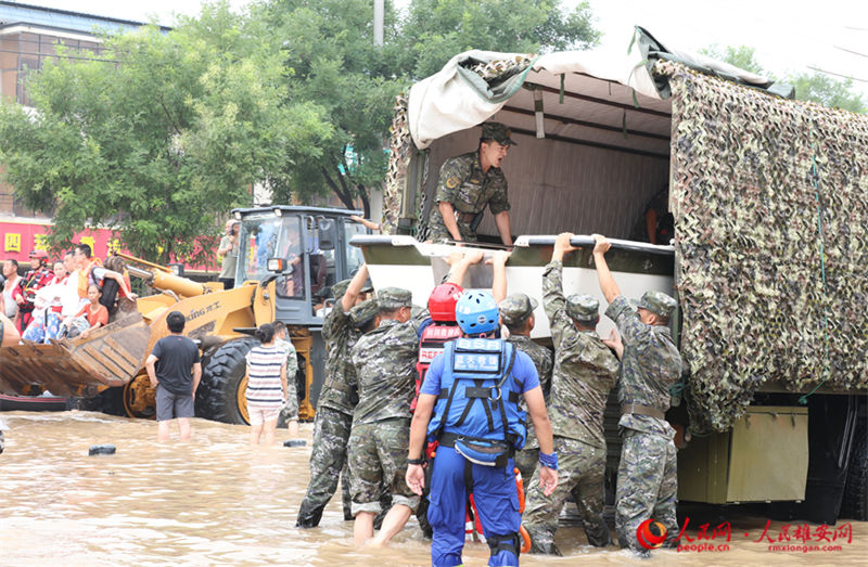 áreas afetadas por inunda??es s?o evacuadas gradualmente em Zhuozhou