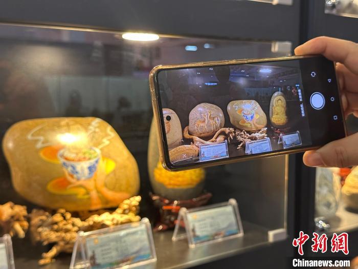 Lanzhou: exibi??o de gravuras ilustrativas da Rota da Seda atraem numerosos visitantes