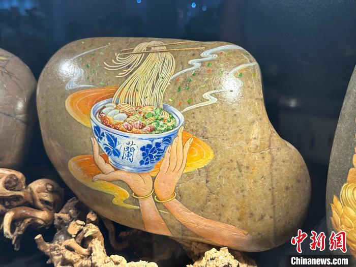 Lanzhou: exibi??o de gravuras ilustrativas da Rota da Seda atraem numerosos visitantes