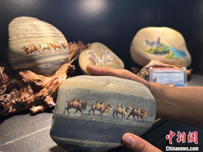 Lanzhou: exibi??o de gravuras ilustrativas da Rota da Seda atraem numerosos visitantes