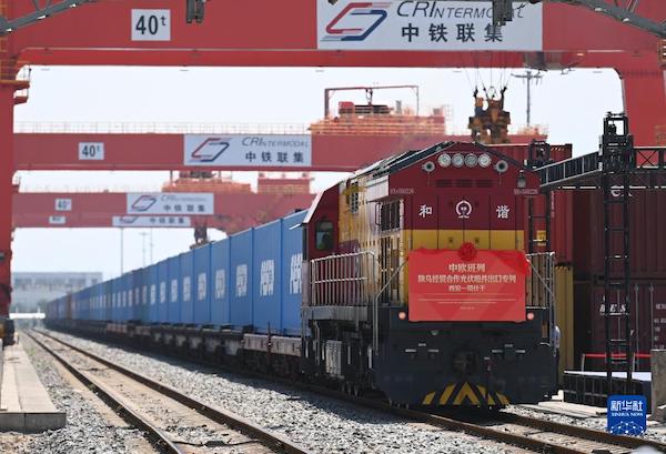 Xi'an envia seu primeiro trem de carga China-Europa que transporta componentes fotovoltaicos para Uzbequist?o