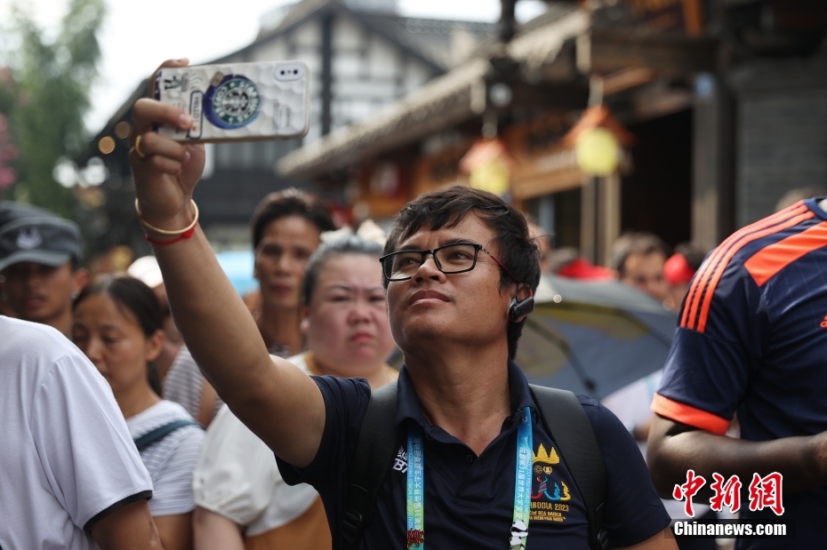 Membros de delega??es estrageiras experimentam cultura de Sichuan