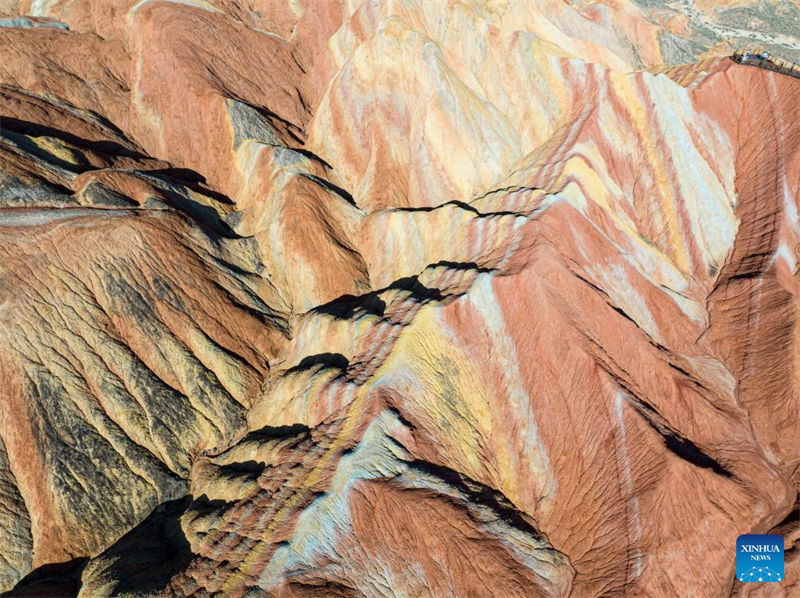 Paisagem única do Parque Geológico Nacional de Danxia em Zhangye atrai numerosos curiosos