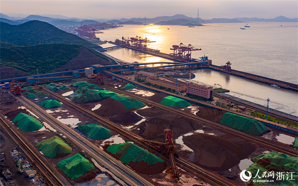 Zhejiang: Porto de Zhoushan opera 125 rotas marítimas a ligar aos países e regi?es do Cintur?o e Rota