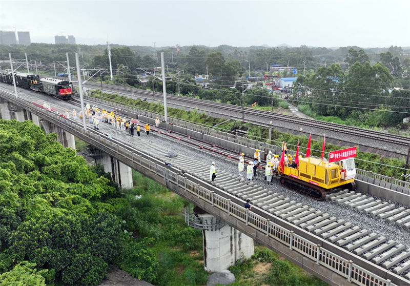 China: primeira ferrovia de alta velocidade até à fronteira com o Vietn? inicia coloca??o de carris