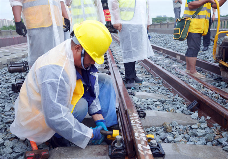 China: primeira ferrovia de alta velocidade até à fronteira com o Vietn? inicia coloca??o de carris