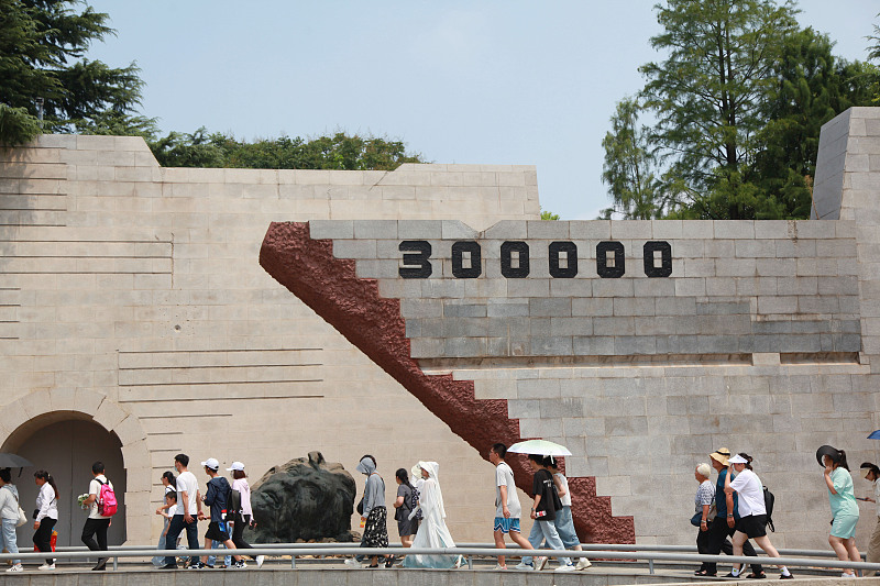 Chineses homenageiam vítimas do Massacre de Nanjing na véspera do 78o aniversário da rendi??o incondicional do Jap?o