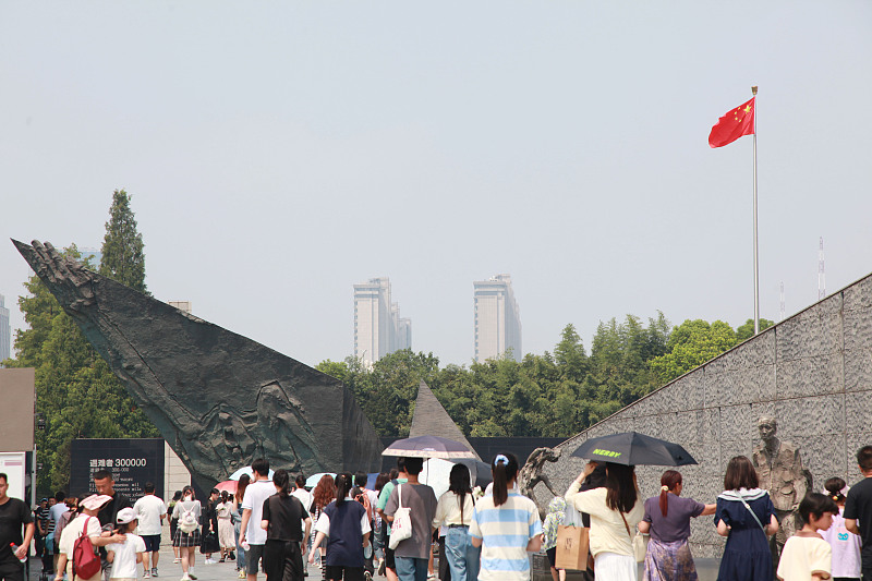 Chineses homenageiam vítimas do Massacre de Nanjing na véspera do 78o aniversário da rendi??o incondicional do Jap?o