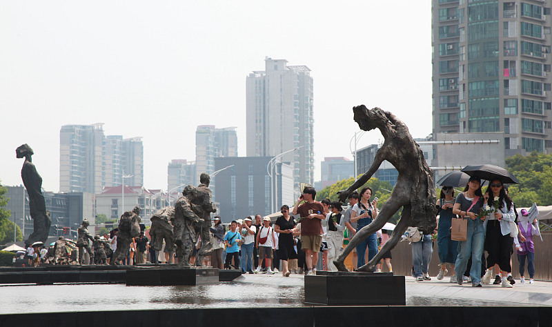 Chineses homenageiam vítimas do Massacre de Nanjing na véspera do 78o aniversário da rendi??o incondicional do Jap?o