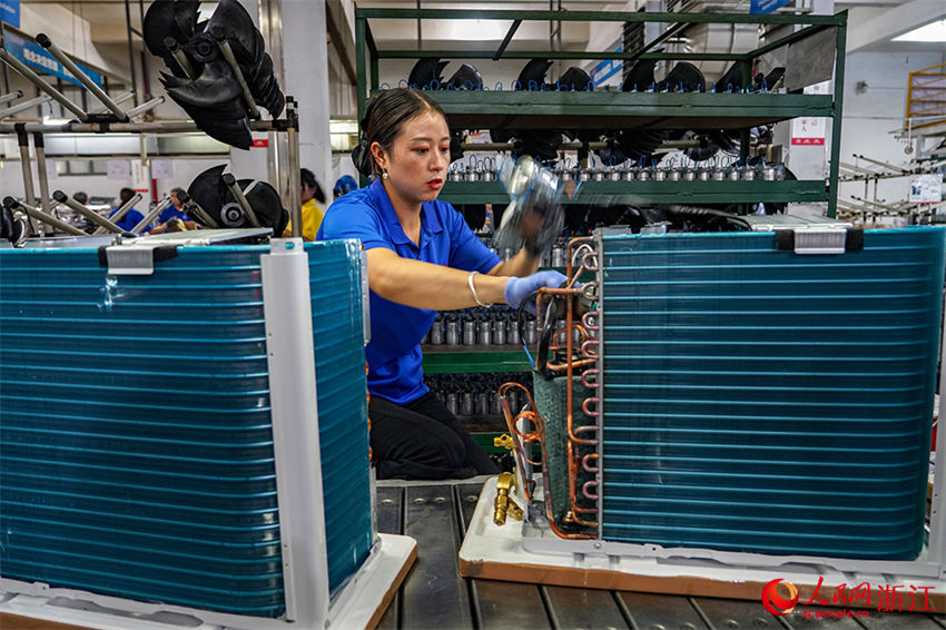 Zhejiang: operários fabricam produtos de exporta??o para países ao longo do Cintur?o e Rota