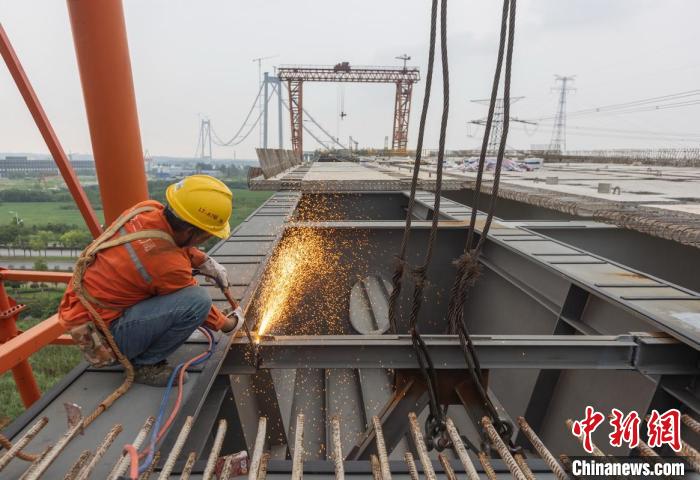Constru??o da ponte Longtan sobre rio Yangtze avan?a de forma constante